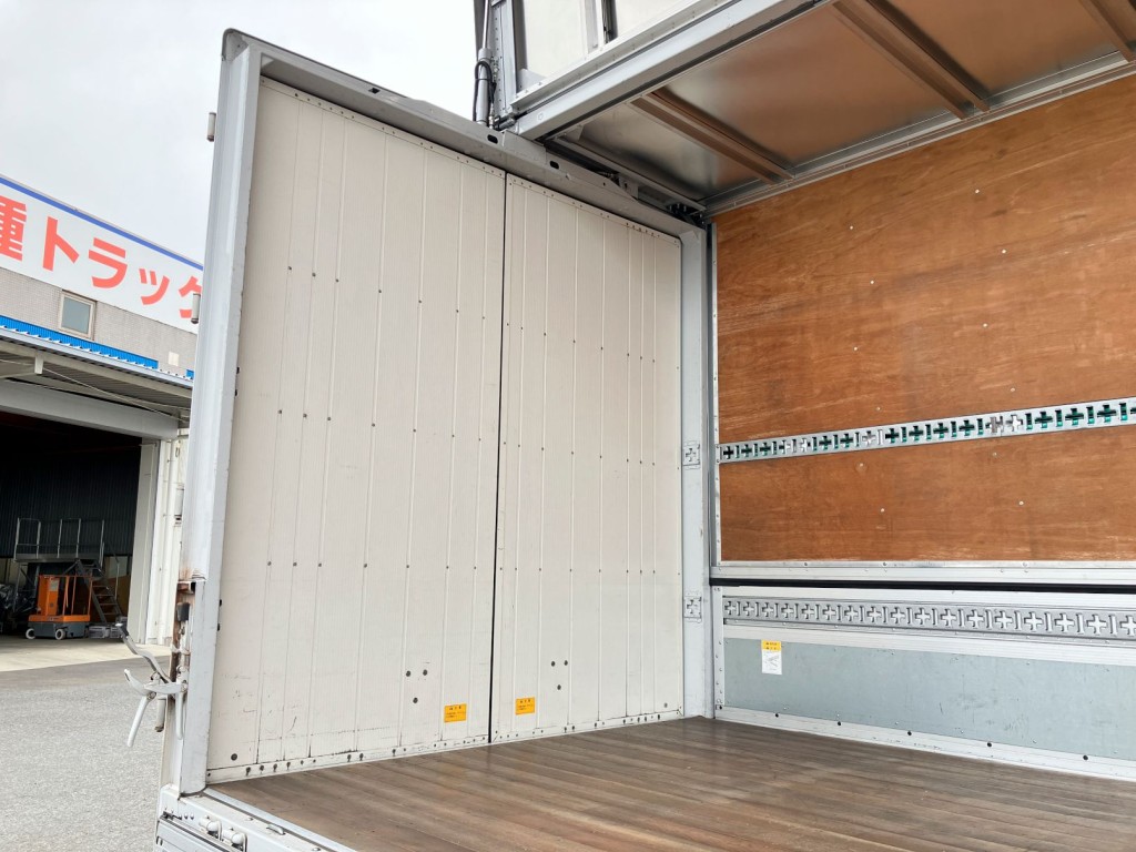 リヤ扉内面の状態です。キズがあります|三菱 ファイター 2KG-FK61F(2WD)の写真43