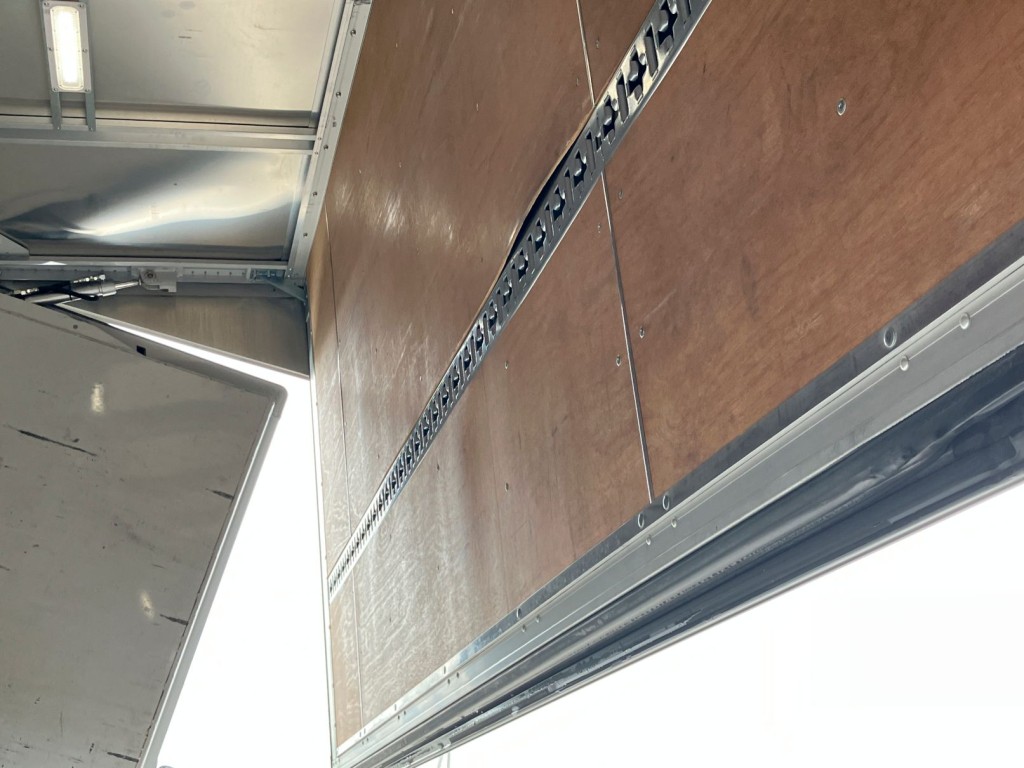 運転席側ラッシングレール上部ベニヤに浮きがあります。|三菱 ファイター 2KG-FK61F(2WD)の写真44