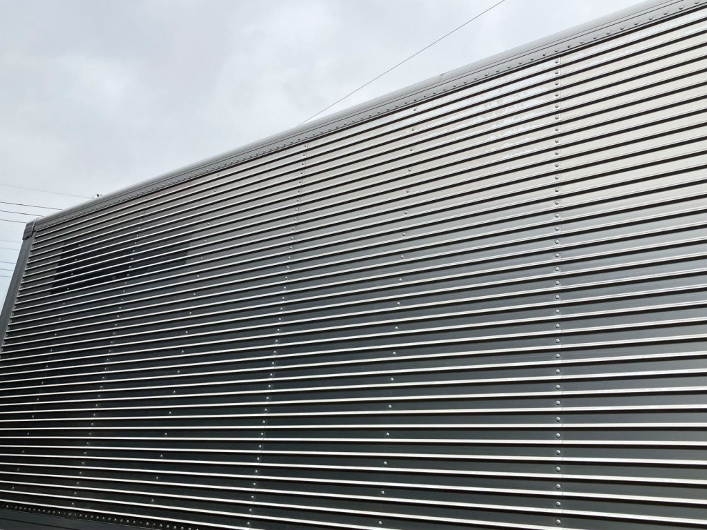 コルゲート上部にクリア剝げがあります。左右にあります|三菱 ファイター 2KG-FK61F(2WD)の写真48