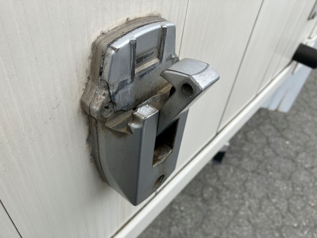 運転席側リヤ扉ハンマーロックキャッチに亀裂があります。|三菱 ファイター 2KG-FK61F(2WD)の写真50