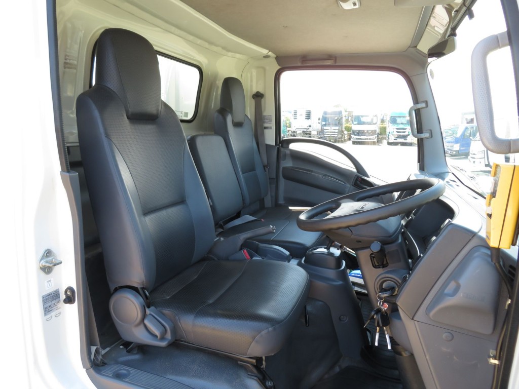 乗車定員は3名です。(運転席座面にヘタリがあります)|いすゞ エルフ TKG-NPR85YN(2WD)の写真8