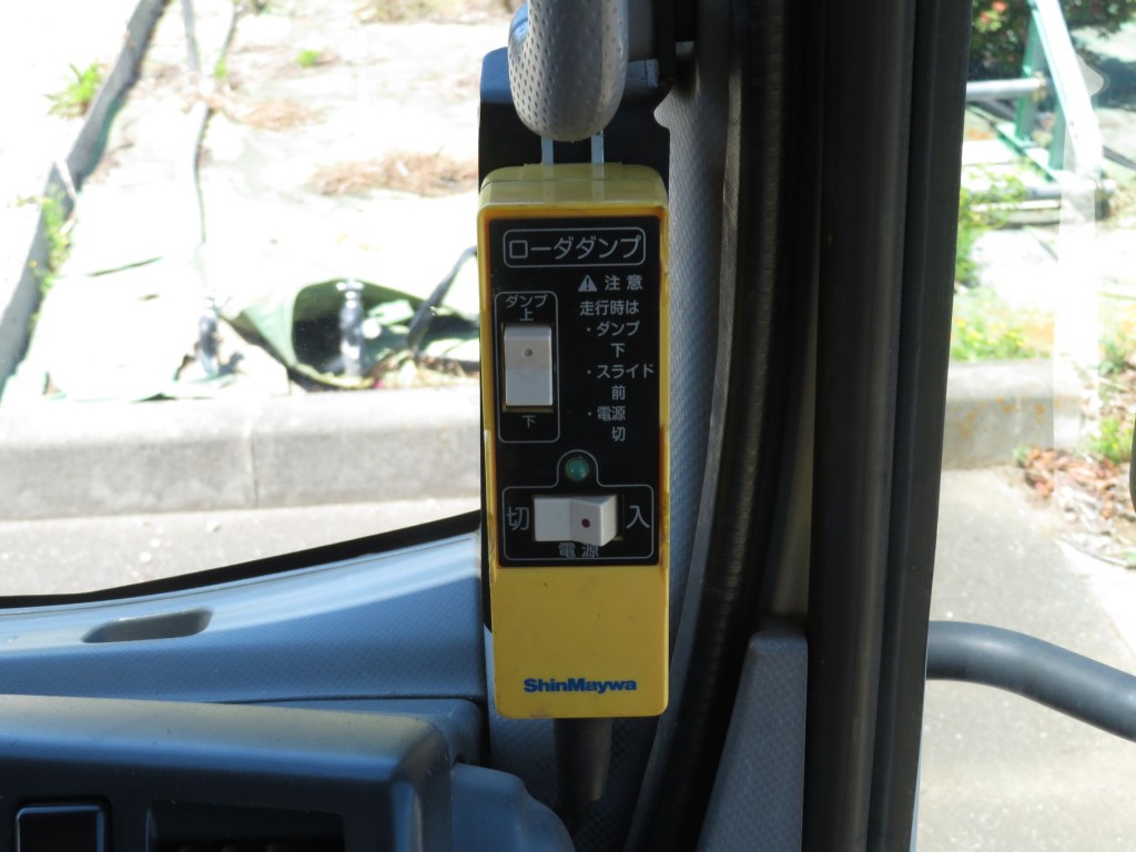 ダンプの操作スイッチです。|いすゞ エルフ TKG-NPR85YN(2WD)の写真17