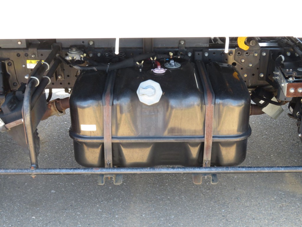 燃料タンクは100Lです。|いすゞ エルフ TKG-NPR85YN(2WD)の写真22