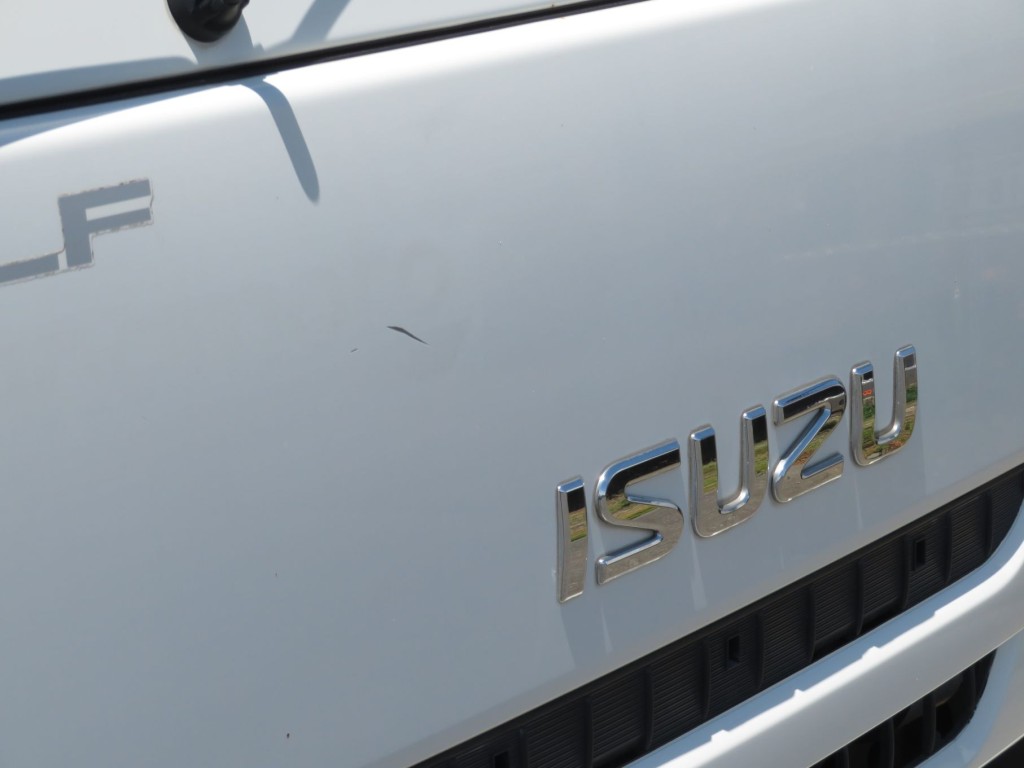 フロントパネル各所にキズがあります。|いすゞ エルフ TKG-NPR85YN(2WD)の写真31