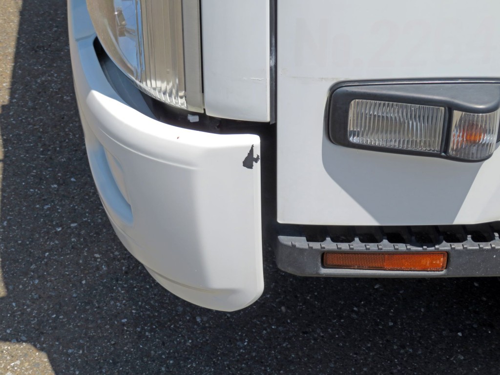 フロントバンパー助手席側側面にキズがあります。|いすゞ エルフ TKG-NPR85YN(2WD)の写真32