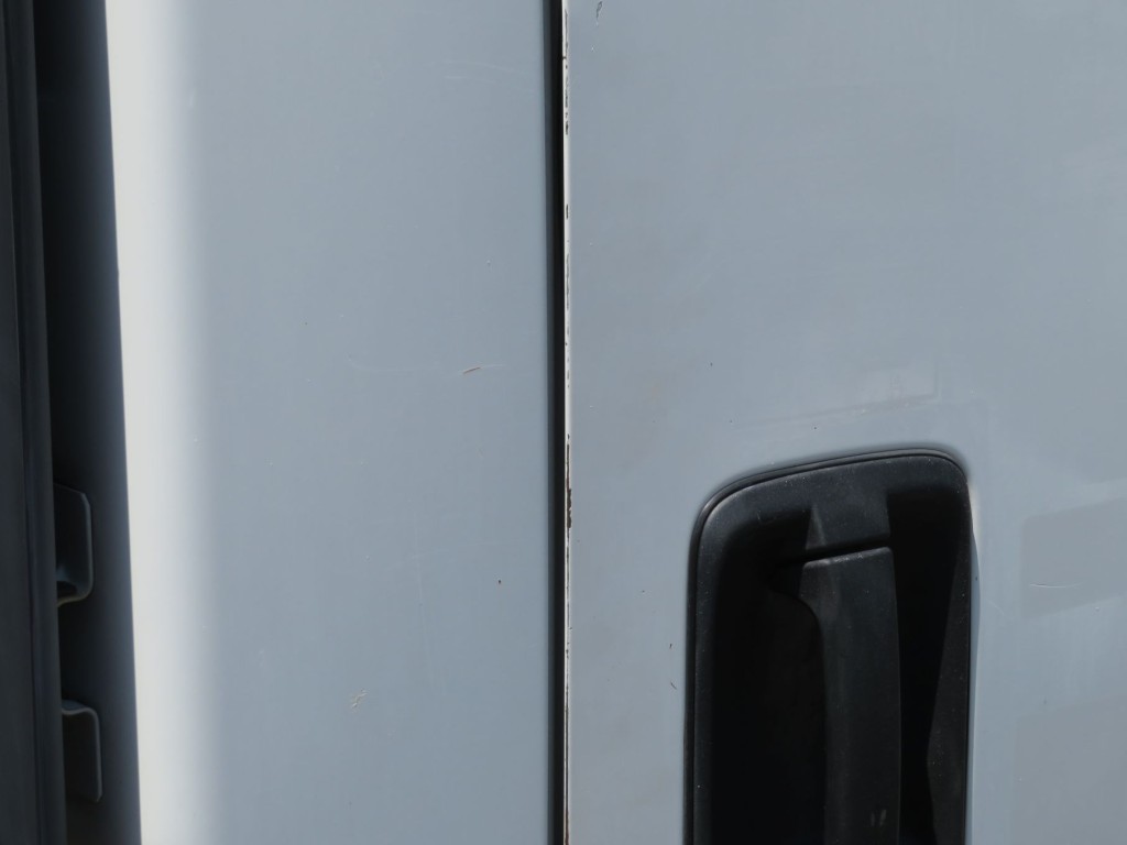 運転席ドアの後端に細かいキズがあります。|いすゞ エルフ TKG-NPR85YN(2WD)の写真40
