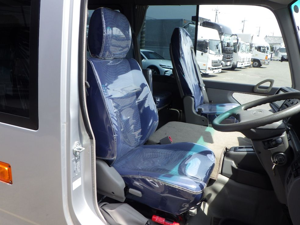 乗車定員は29人です。|日野 デュトロ SKG-XZB50Mの写真6