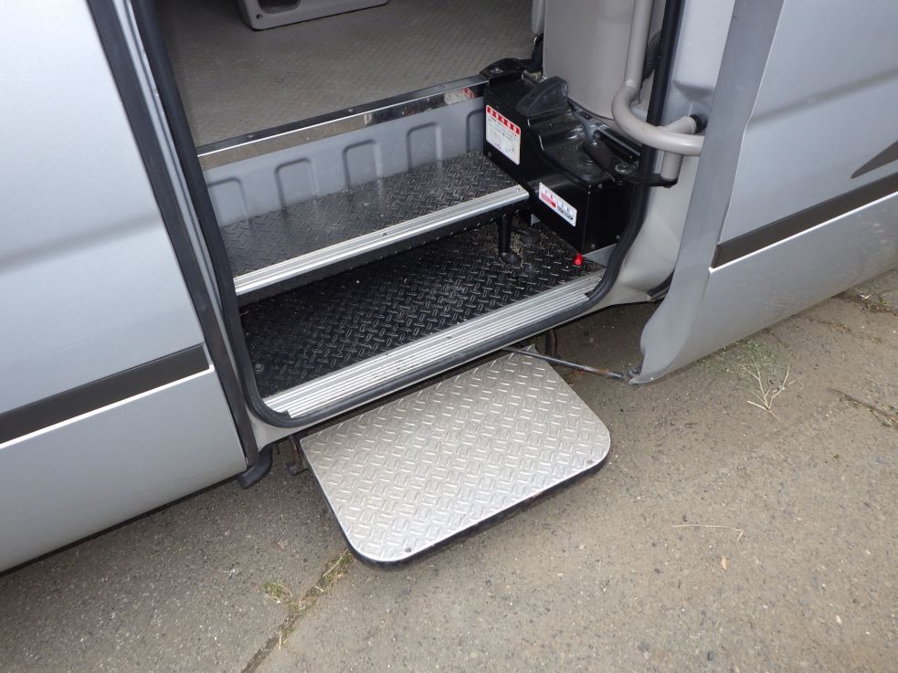 ステップ付きです。|日野 デュトロ SKG-XZB50Mの写真16