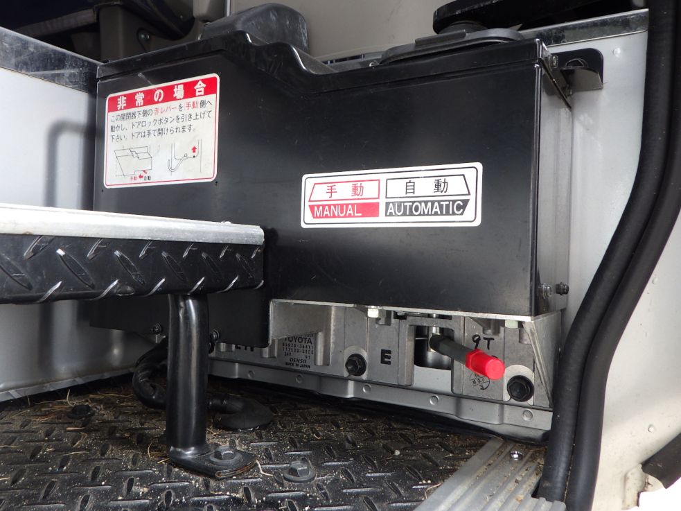 スゥイングドアの自動⇔手動の切り替えレバーです。|日野 デュトロ SKG-XZB50Mの写真17
