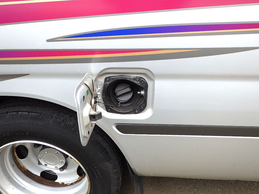 燃料タンクは95Lです。|日野 デュトロ SKG-XZB50Mの写真19