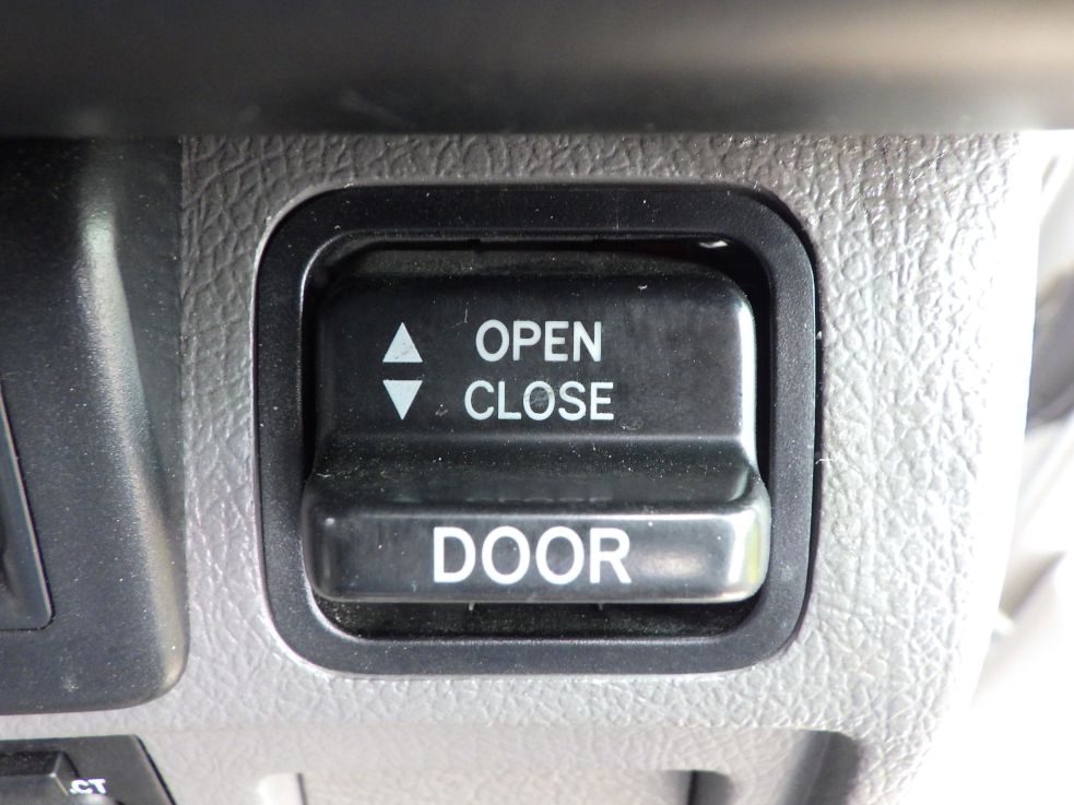 スゥイングドアの開閉スイッチです。|日野 デュトロ SKG-XZB50Mの写真22