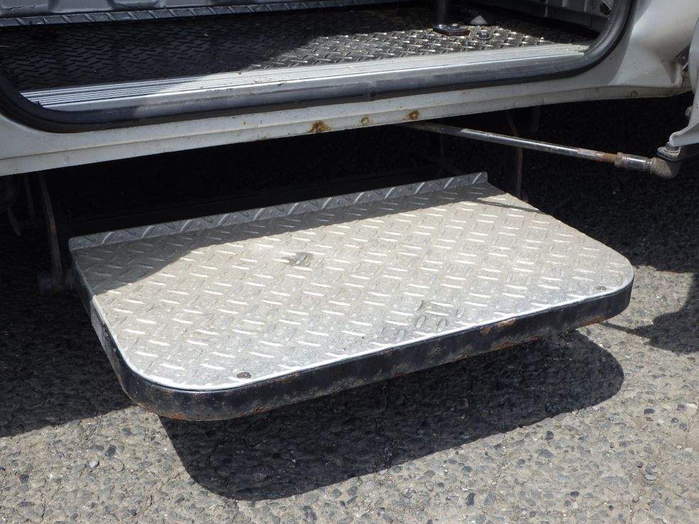 ステップにサビがあります。|日野 デュトロ SKG-XZB50Mの写真31