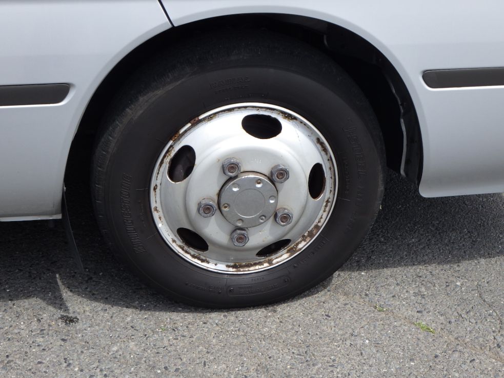 各ホイールにサビがあります。|日野 デュトロ SKG-XZB50Mの写真32