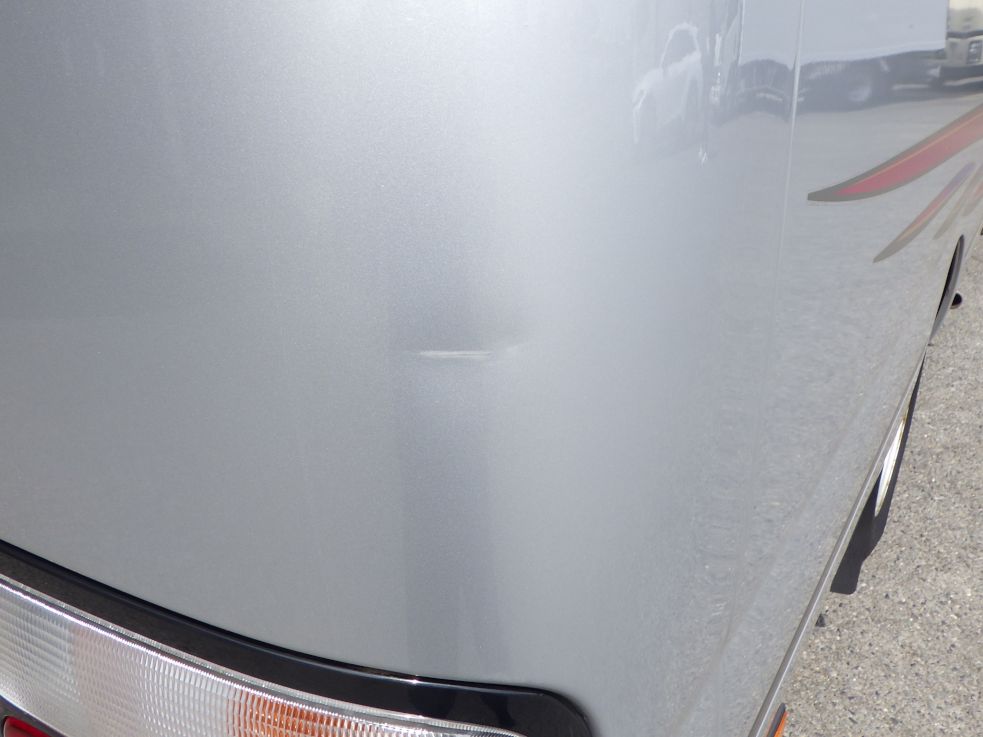 ボディー後方の運転席側にキズ・ヘコミがあります。|日野 デュトロ SKG-XZB50Mの写真34