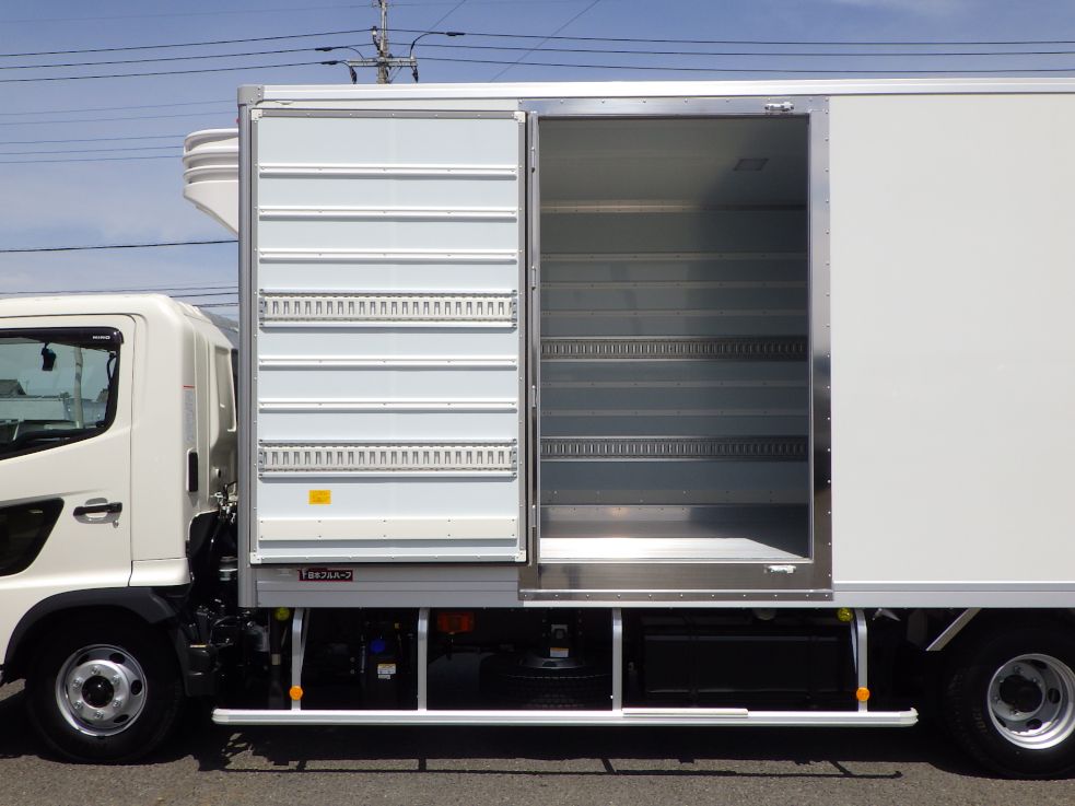 助手席側に片開式ドアが付いています。|日野 レンジャー 2KG-FC2ABG(2WD)の写真12
