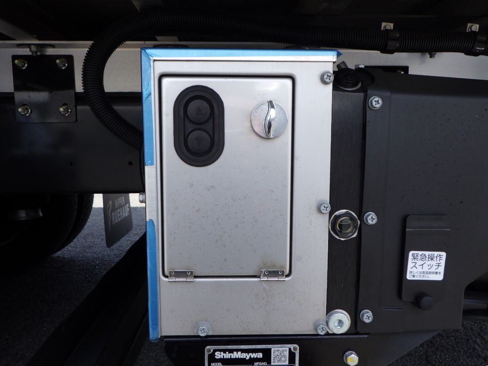 ゲートの操作スイッチです。|日野 レンジャー 2KG-FC2ABG(2WD)の写真18