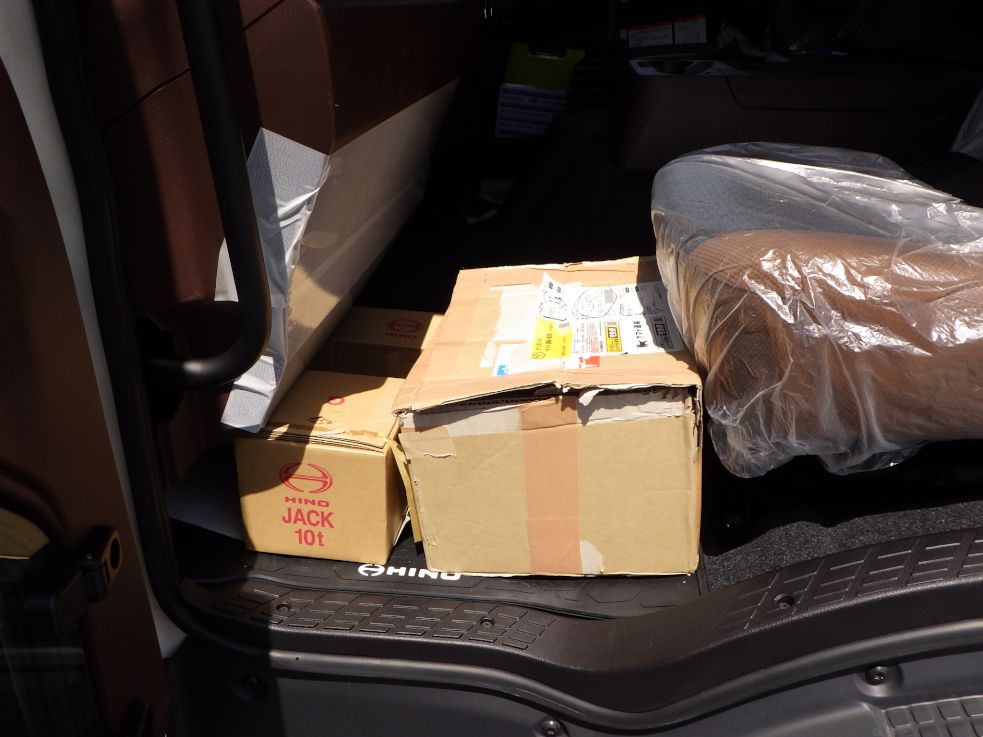 キャブ内に付属品が積んであります。|日野 レンジャー 2KG-FC2ABG(2WD)の写真34