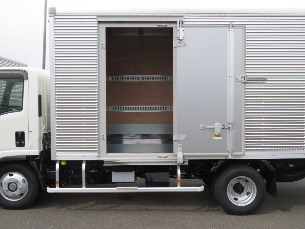 サイドドアを開いた状態です。|いすゞ エルフ 2TG-NMR88AM(2WD)の写真8