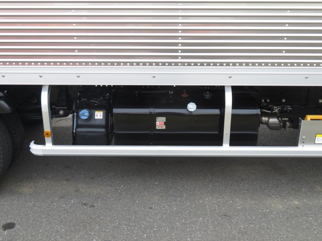燃料タンクは100Lです。|いすゞ エルフ 2TG-NMR88AM(2WD)の写真12
