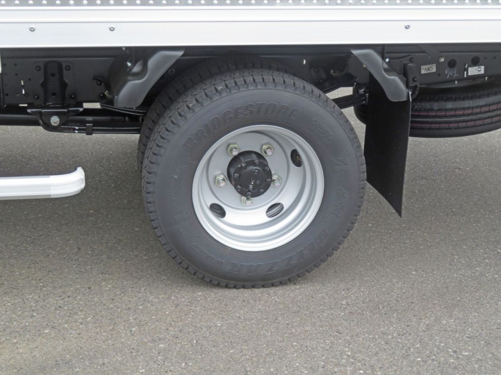 リアフェンダーは樹脂製です。|いすゞ エルフ 2RG-NMR88AM(2WD)の写真15