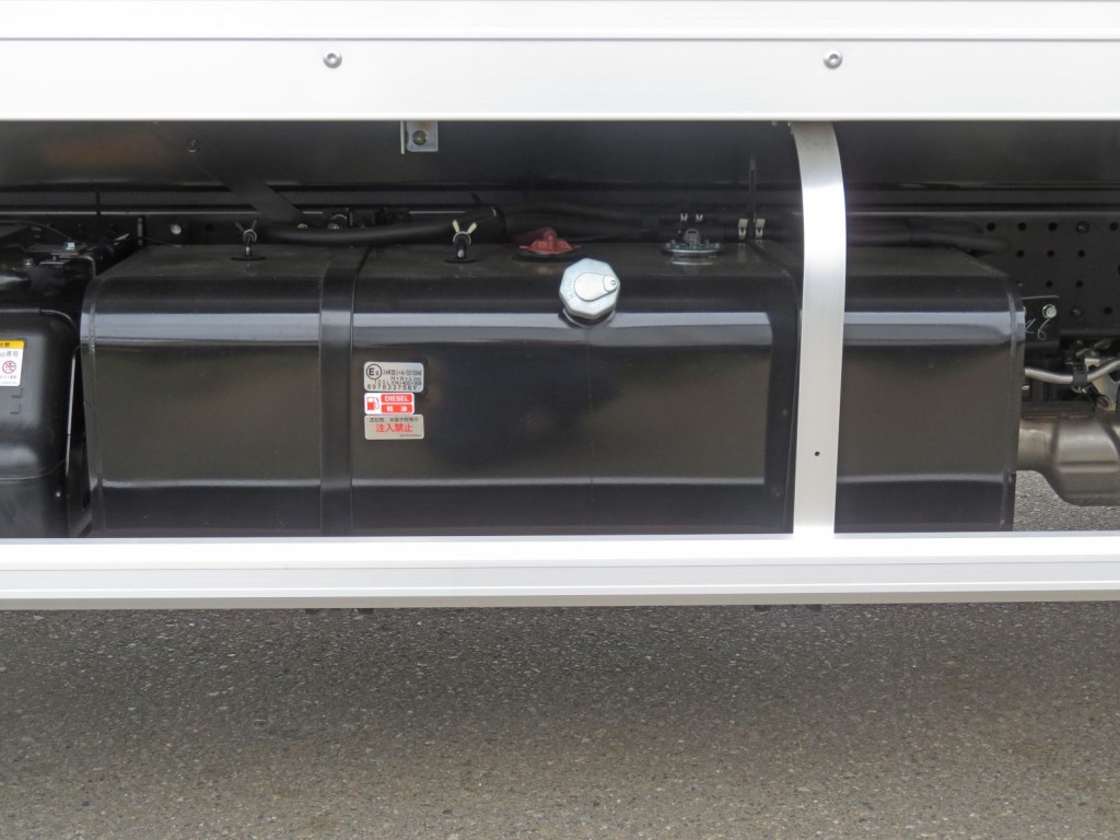 燃料タンクは100Lです。|いすゞ エルフ 2RG-NMR88AM(2WD)の写真18