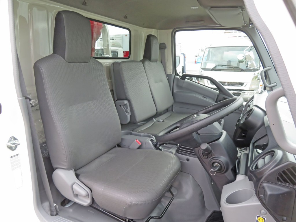乗車定員は3名です。|日野 デュトロ 2KG-XZU712M(2WD)の写真6