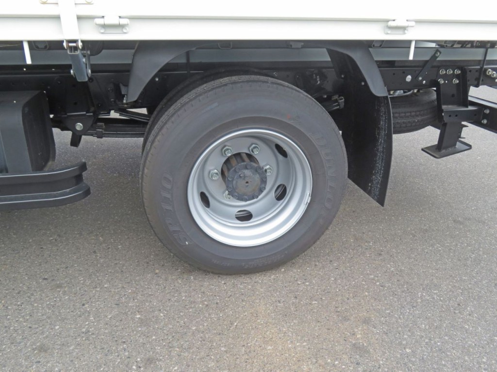 リアフェンダーは樹脂製です。|日野 デュトロ 2KG-XZU712M(2WD)の写真19