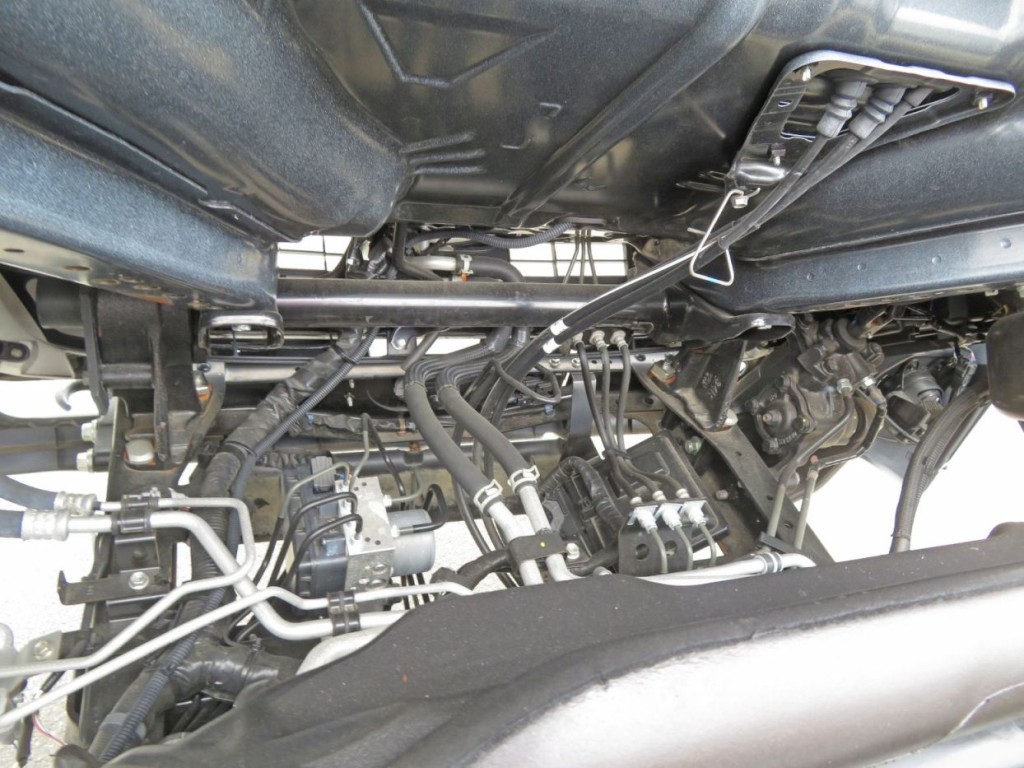 キャブ下に少しサビがあります。|日野 デュトロ 2KG-XZU712M(2WD)の写真22
