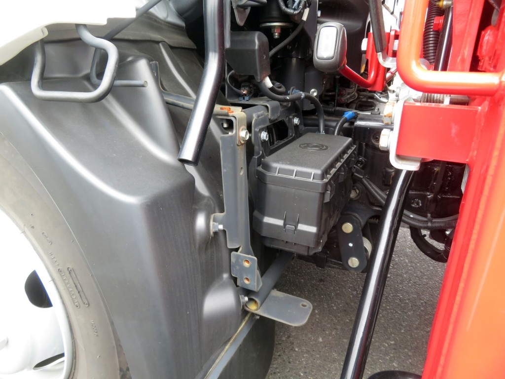 フロントフェンダーステーに少し置きサビがあります。|日野 デュトロ 2KG-XZU712M(2WD)の写真24