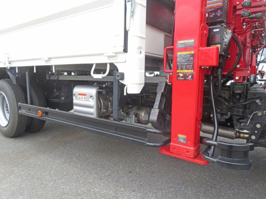 サイドバンパーステーとサイドバンパーに色むらがあります。|日野 デュトロ 2KG-XZU712M(2WD)の写真27
