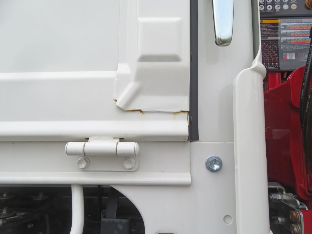 あおりに少し置きサビがあります。|日野 デュトロ 2KG-XZU712M(2WD)の写真29