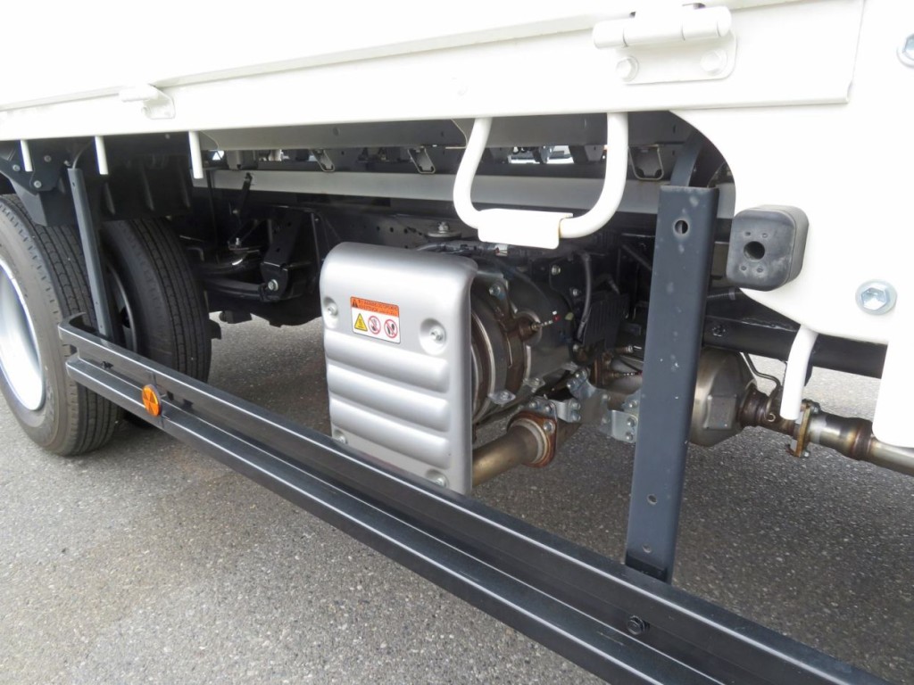 サイドバンパーとサイドバンパーステーの色の状態です。|日野 デュトロ 2KG-XZU712M(2WD)の写真30