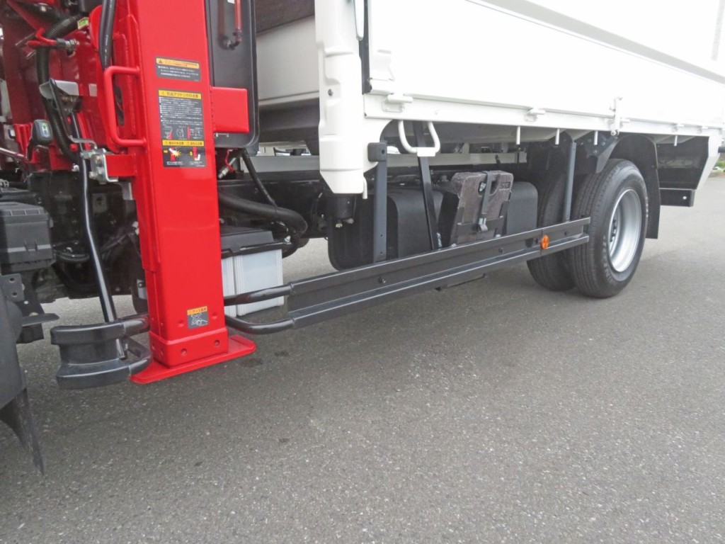 サイドバンパーステーとサイドバンパーに色むらがあります。|日野 デュトロ 2KG-XZU712M(2WD)の写真33