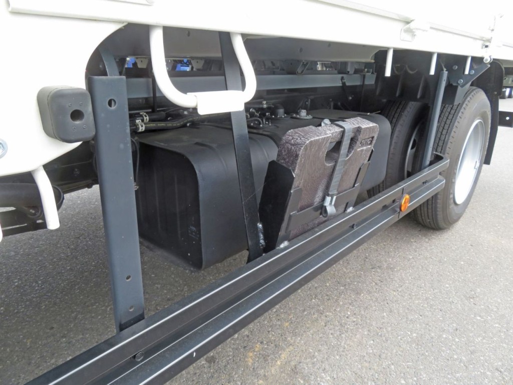 サイドバンパーとサイドバンパーステーの色の状態です。|日野 デュトロ 2KG-XZU712M(2WD)の写真34
