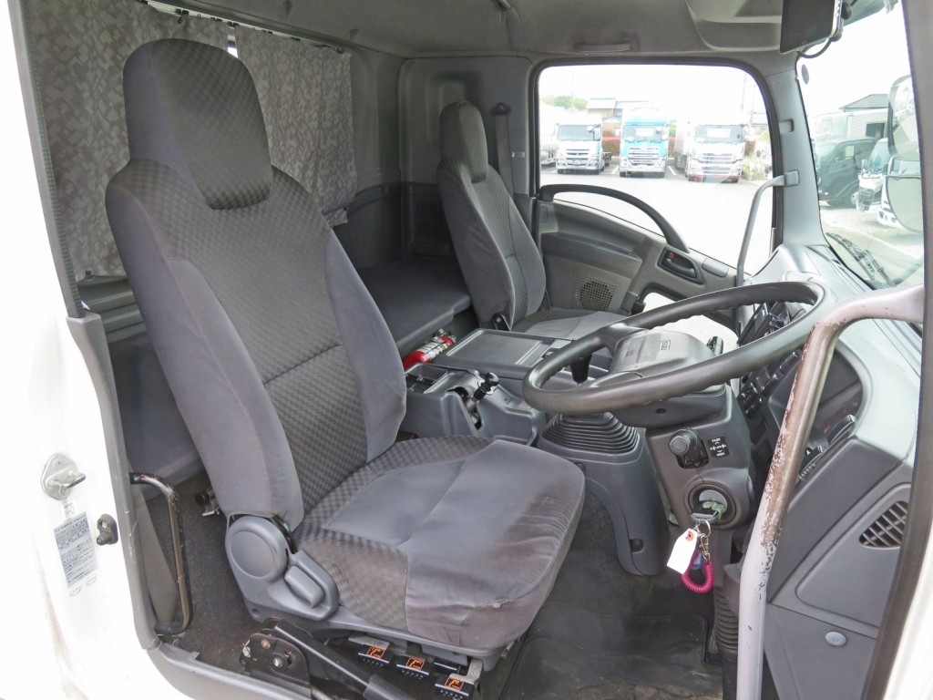 運転席座面にヘタリ・破れ、助手席座面に破れがあります。|いすゞ フォワード LKG-FTR90S2の写真6
