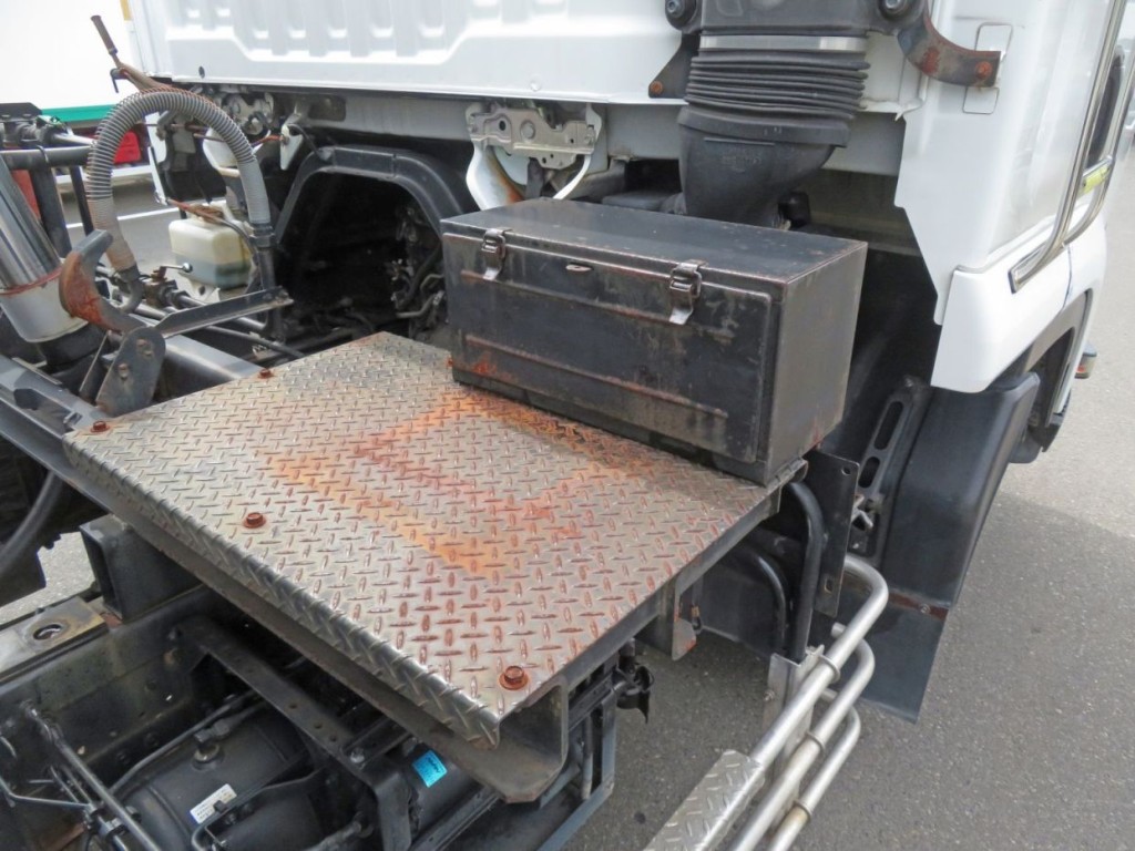 踊り場にサビ・細かいキズがあります。|いすゞ フォワード LKG-FTR90S2の写真17
