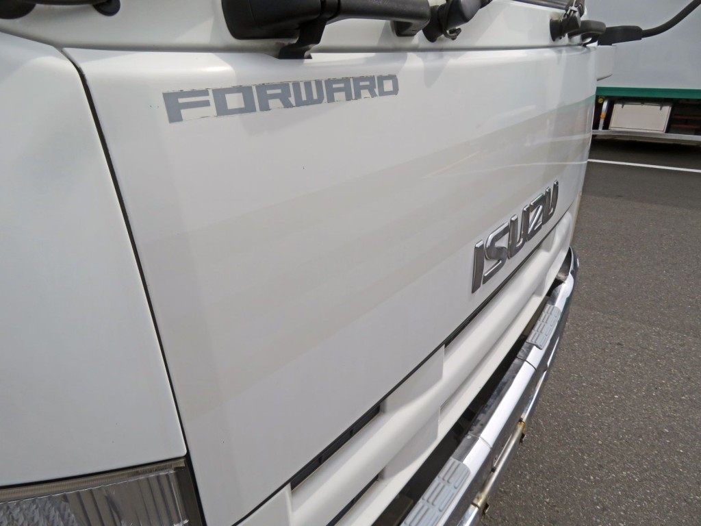 フロントパネルにステッカーはがし跡があります。|いすゞ フォワード LKG-FTR90S2の写真26