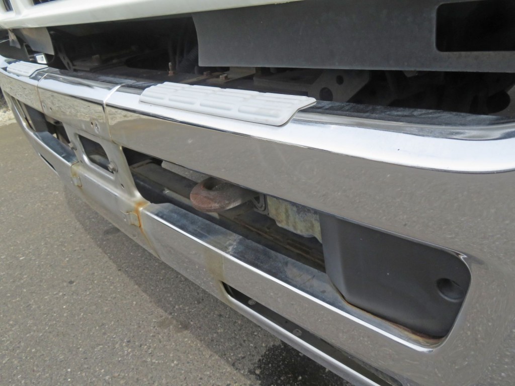 フロントバンパー内部にサビがあります。|いすゞ フォワード LKG-FTR90S2の写真29