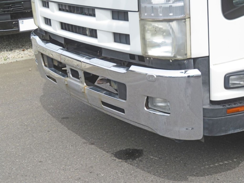 フロントバンパーに軽いヘコミ・キズ・少しサビがあります。|いすゞ フォワード LKG-FTR90S2の写真31