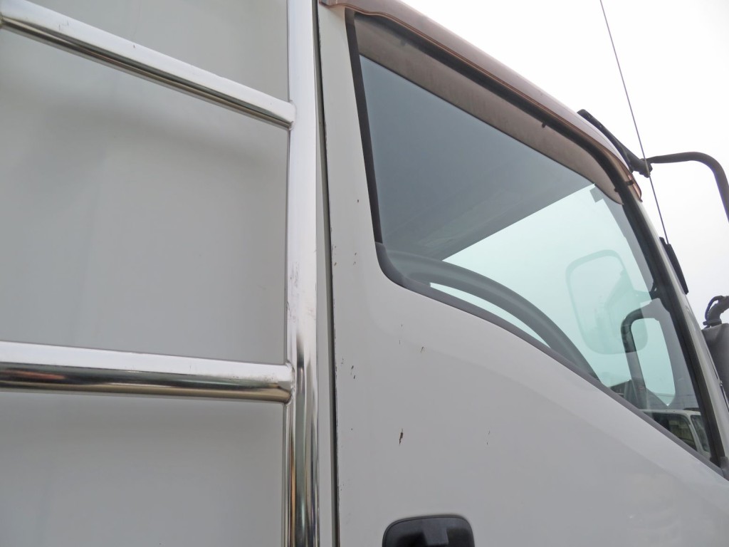 運転席側ドアに細かいキズがあります。|いすゞ フォワード LKG-FTR90S2の写真35