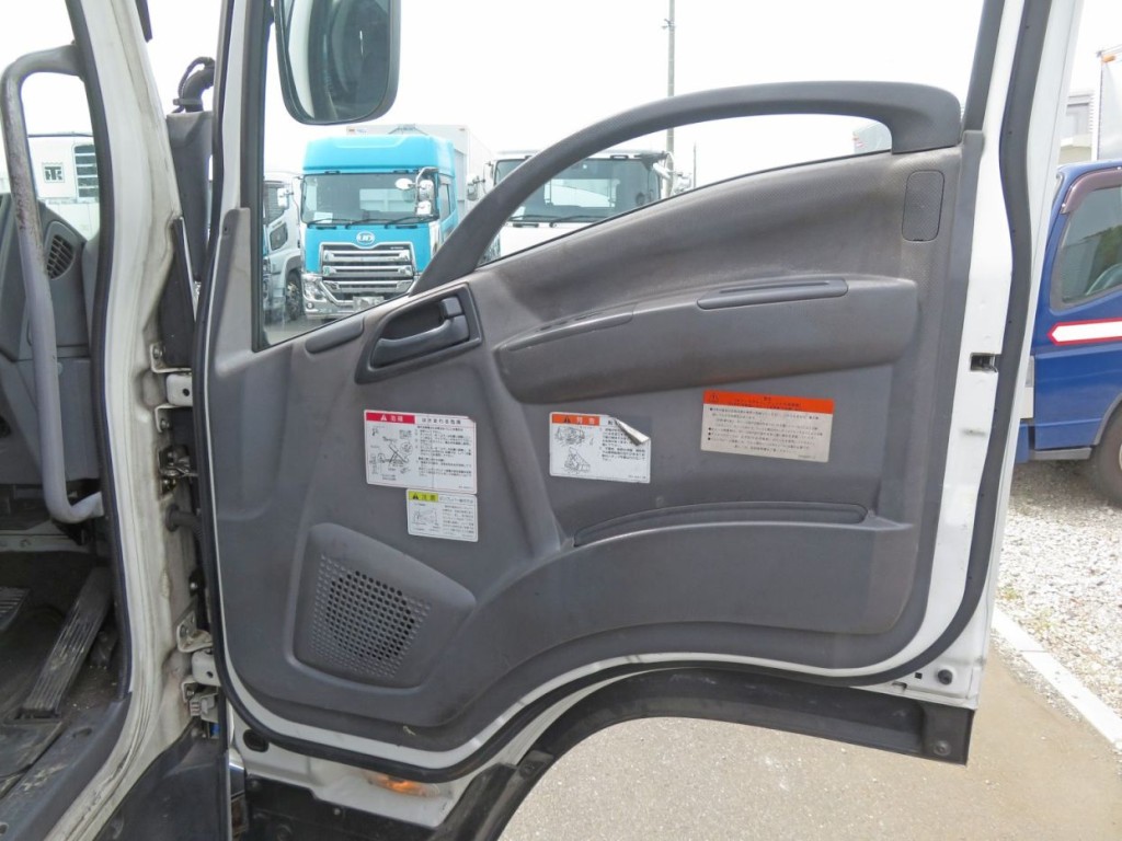 運転席側ドア内張りに色あせがあります。|いすゞ フォワード LKG-FTR90S2の写真37