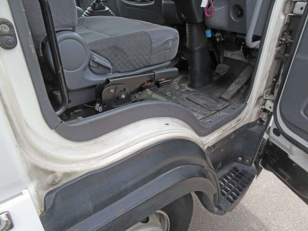 運転席側乗り口に細かいキズ・軽いスレがあります。|いすゞ フォワード LKG-FTR90S2の写真38