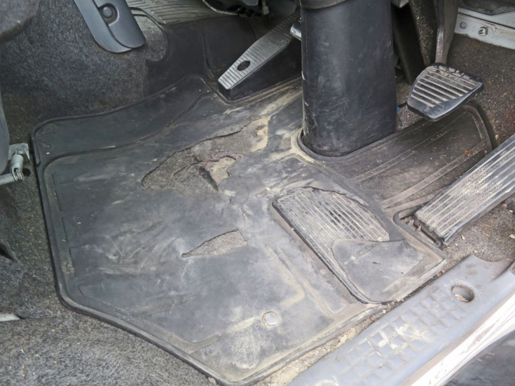 運転席側床マットに破れがあります。|いすゞ フォワード LKG-FTR90S2の写真39