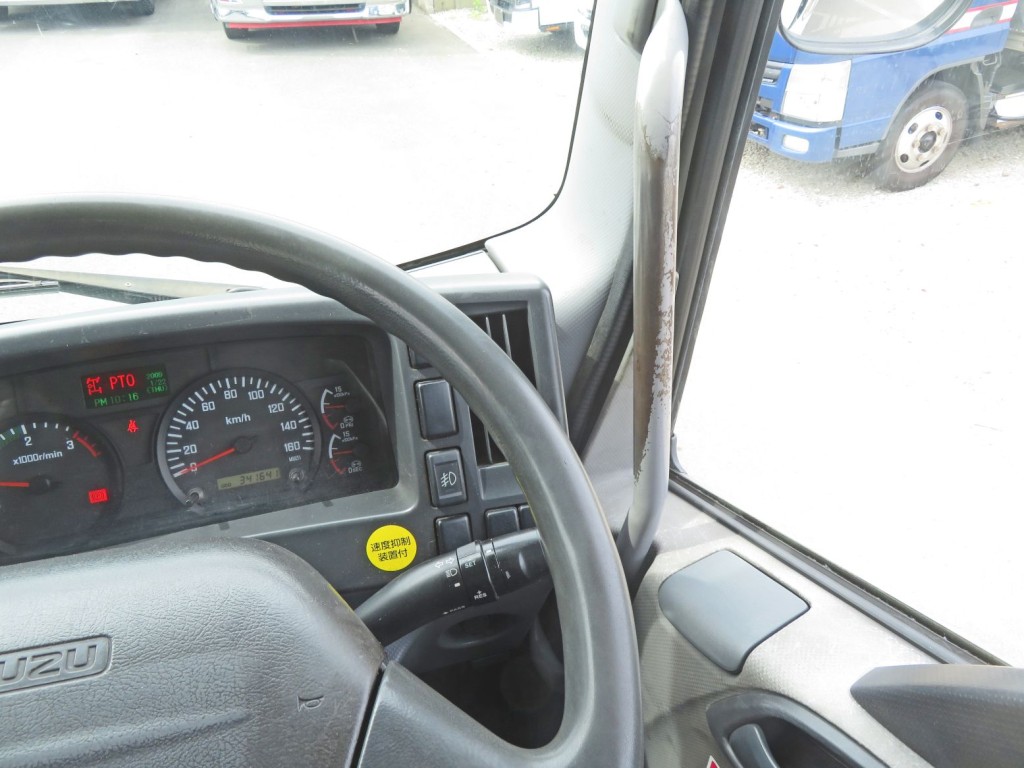 ハンドルと取っ手にスレがあります。(前方の取っ手にはサビがあります)|いすゞ フォワード LKG-FTR90S2の写真40