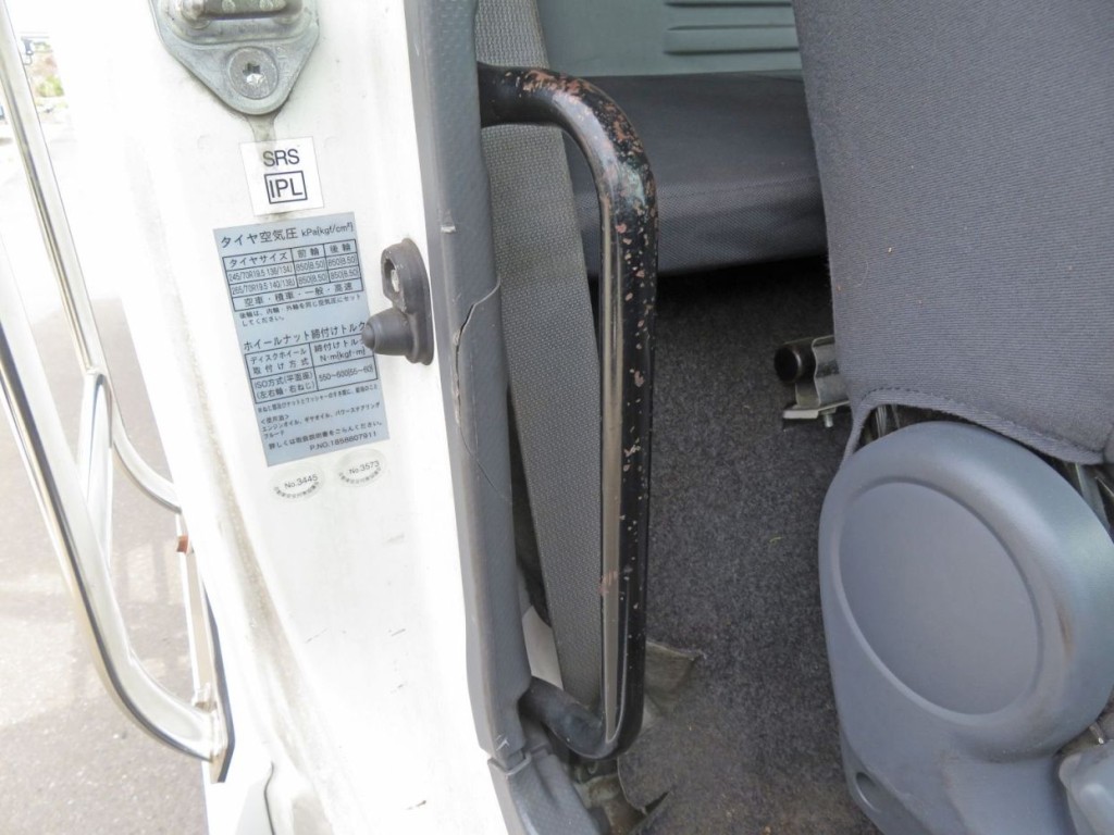 後方の取っ手にはサビがあります。|いすゞ フォワード LKG-FTR90S2の写真41