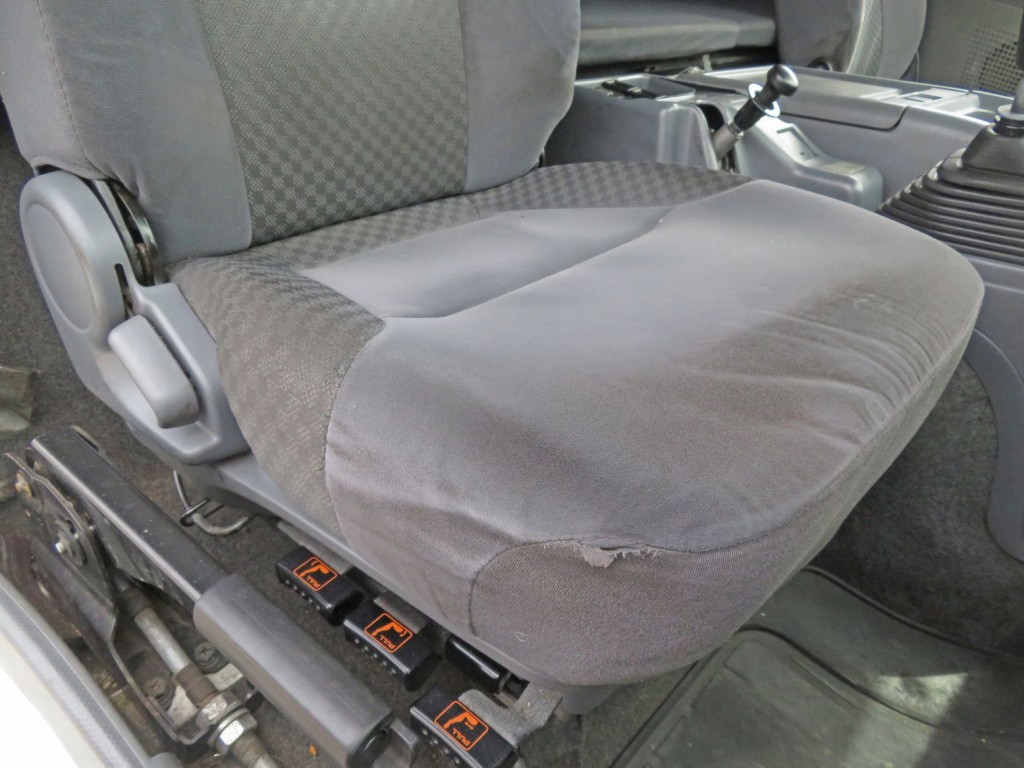 運転席座面の状態です。|いすゞ フォワード LKG-FTR90S2の写真42