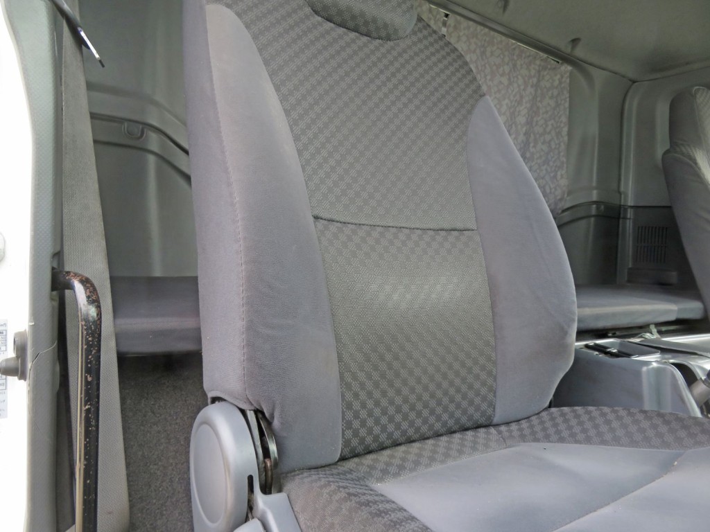 運転席背もたれに軽いスレがあります。|いすゞ フォワード LKG-FTR90S2の写真43