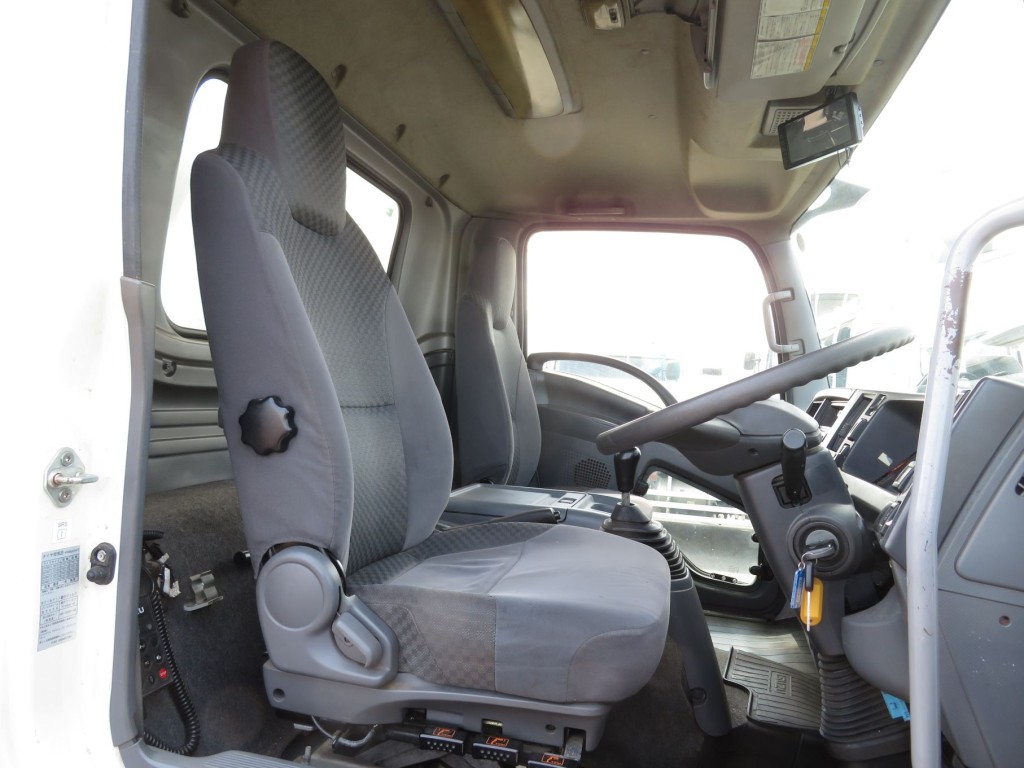 運転席座面にヘタリ・たばこ穴があります。|いすゞ フォワード TKG-FRR90T2(2WD)の写真6