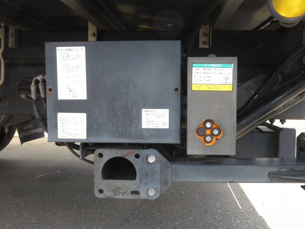 ゲートの操作スイッチです。|いすゞ フォワード TKG-FRR90T2(2WD)の写真11