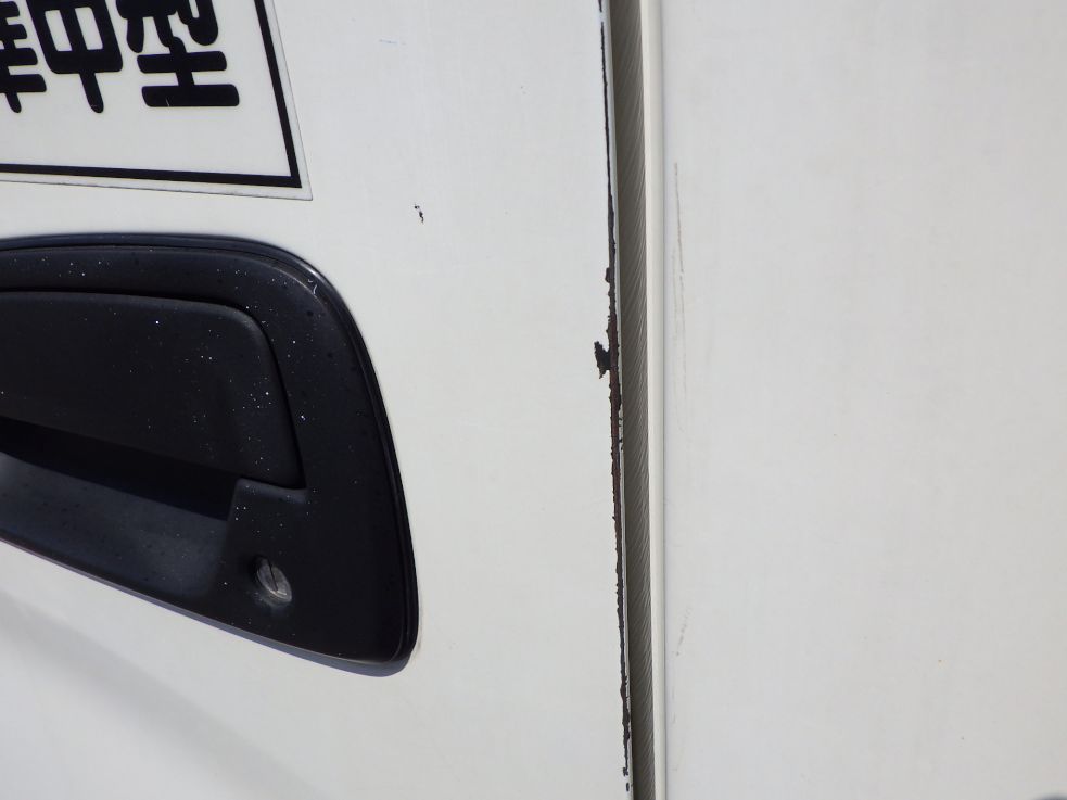 助手席側ドアにキズがあります。(運転席側にもあります)|日野 デュトロ TPG-XZU712M(2WD)の写真17